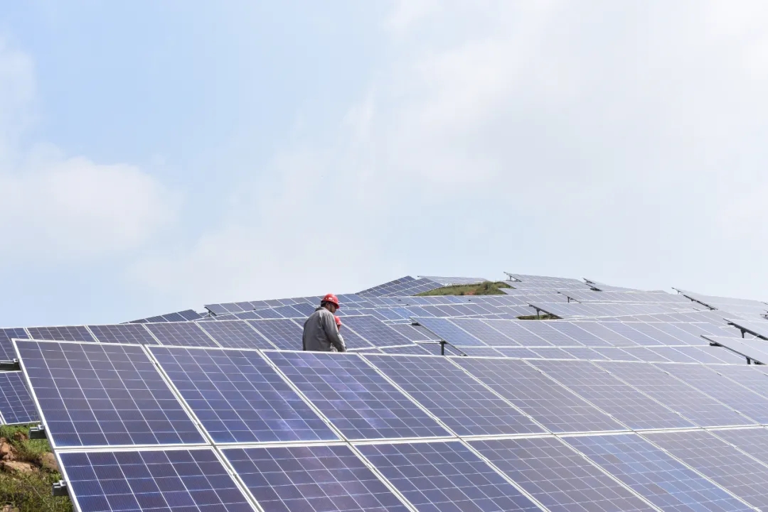 最樸實(shí)的堅(jiān)守——光伏發(fā)電公司電站運(yùn)維的那些(圖1) 光伏組件發(fā)電